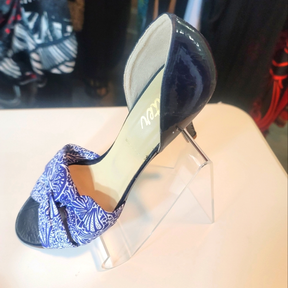 Butter 9 medium. Navy patent leather enclosed heel sandal